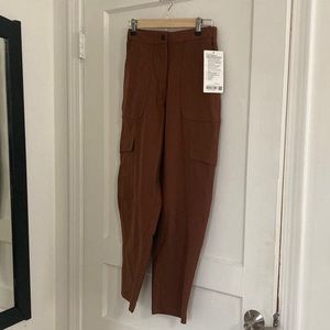 Light utilitech cargo pocket hr pant size 25 never worn. Tag still on.